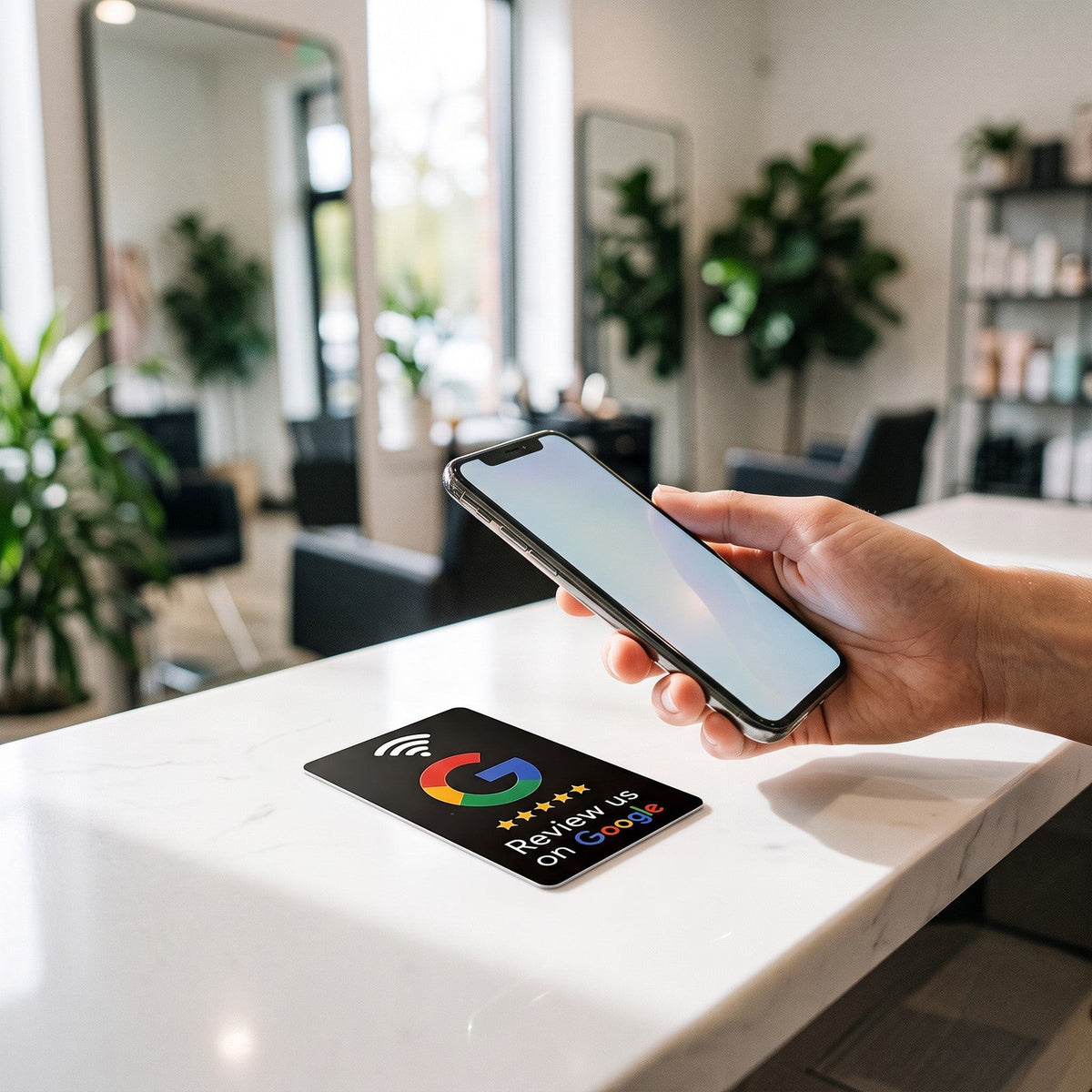 Recepción de peluquería con tarjeta NFC de reseñas
