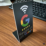 Placa NFC acrílica de peu negra amb logo de Google i estrelles · Tocky