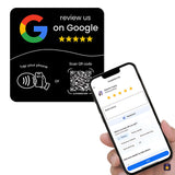Placca NFC adesiva nera Google con QR e telefono che apre la recensione · Tocky