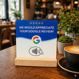 Placa NFC amb suport de fusta a la taula d’una cafeteria · Tocky